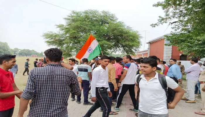गोंडा : अग्निपथ योजना के खिलाफ सड़क पर उतरे युवा, प्रदर्शन कर जताया विरोध