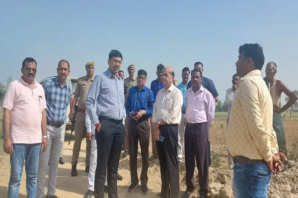 संभल : अमृत सरोवर तालाबों के किनारे लगाएं पौधे-डीएम