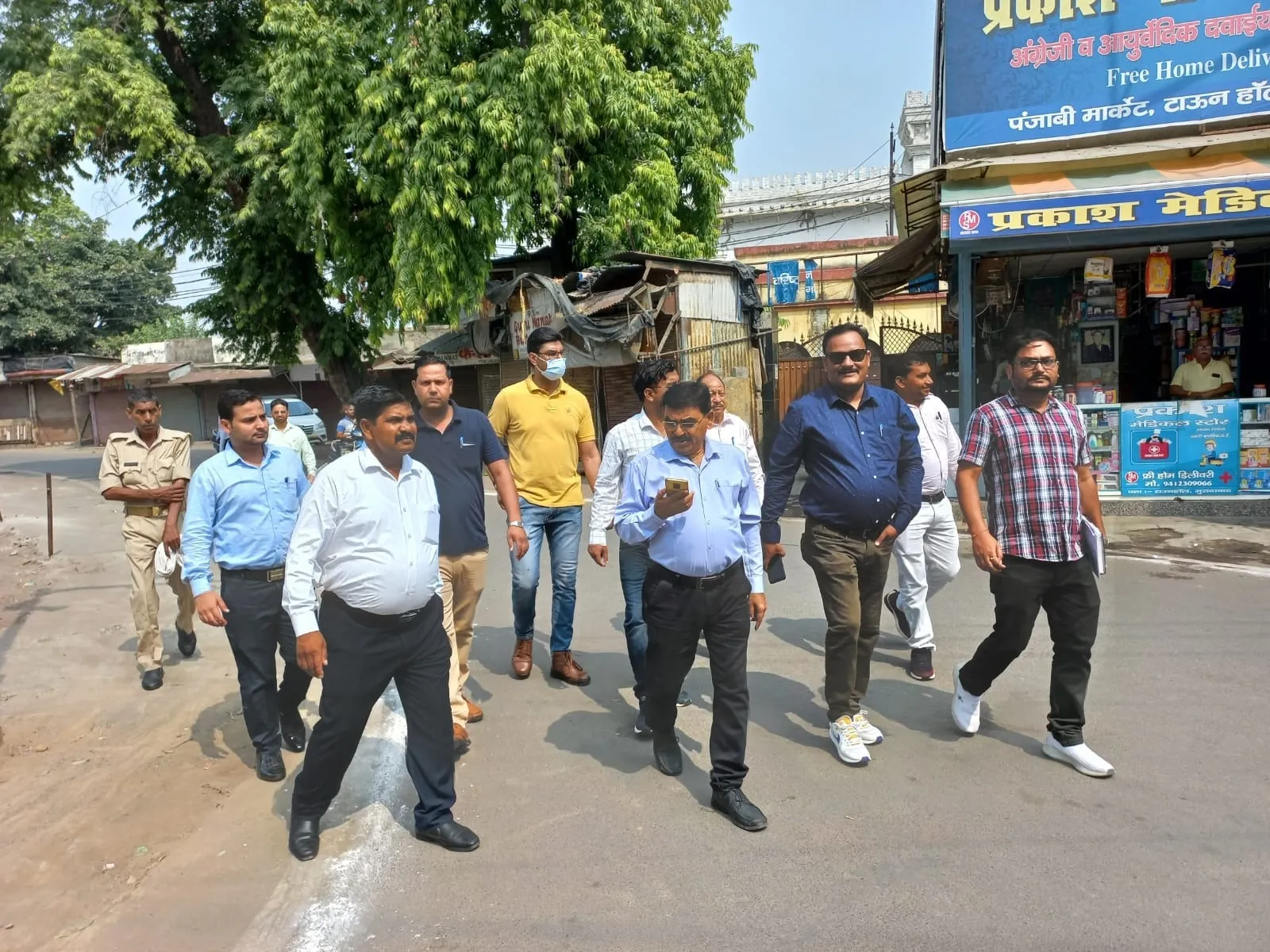 शहर का भ्रमण करती नगर निगम की टीम