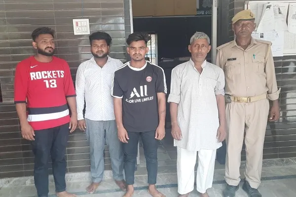 बिजनौर : चोरी के आरोप में युवक को पहले पेड़ से बांधा, फिर गंजा कर पीटा, चार आरोपी गिरफ्तार