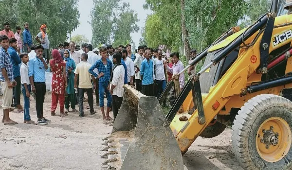 बिजनौर : पेड़ के नीचे दबकर सहकारी समिति कर्मी की मौत, परिवार में कोहराम