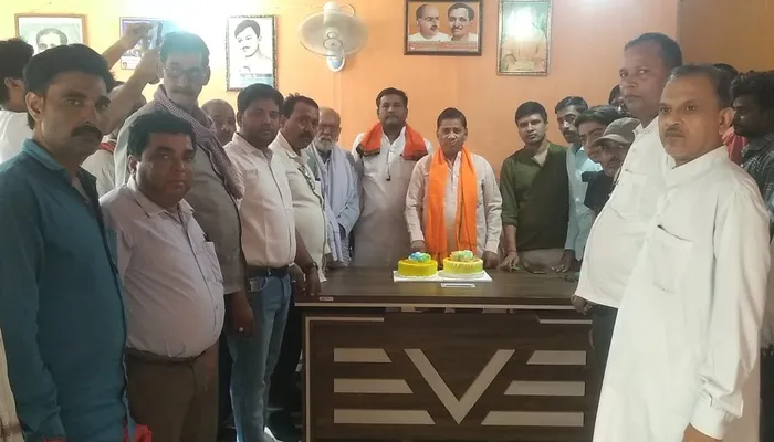 फतेहपुर : सीएम योगी के जन्मदिन पर विधायक ने काटा केक