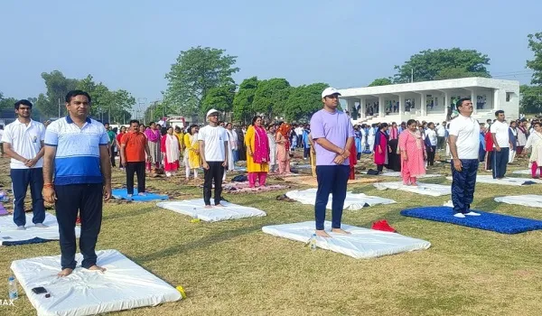 International Yoga Day : रामपुर में योग दिवस की धूम, डीएम समेत आम लोगों ने किया योग