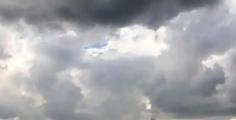 वाराणसी: काशी में बारिश के बाद तापमान में आई गिरावट, तेज हवाओं ने दिलाई गर्मी से राहत