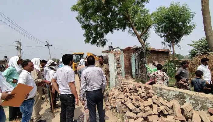 बहराइच : ग्राम प्रधान और पूर्व ग्राम प्रधान के मकान पर चला बुलडोजर, सिंचाई विभाग की जमीन पर कर रखा था कब्जा