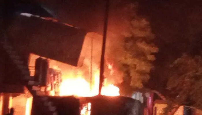 बाराबंकी : मारुति वैन में गैस रिफिलिंग करते समय लगी आग, एक झुलसा
