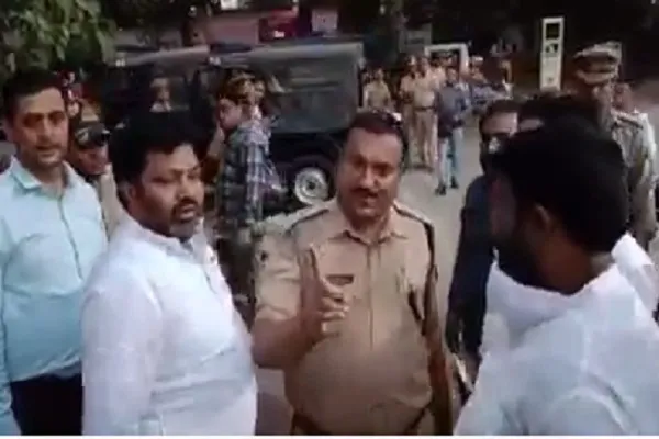 मुरादाबाद : उपद्रवियों की पैरवी करने पुलिस लाइन पहुंचे कमाल अख्तर, सीओ बोले- तुरंत बाहर जाइए वरना…