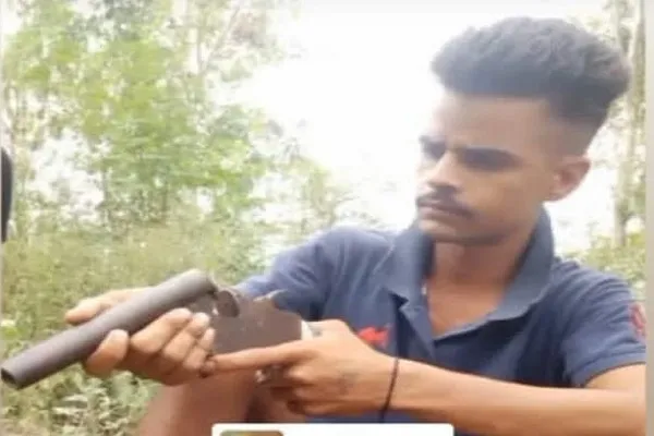 अमरोहा : युवक का तमंचे संग फोटो वायरल, पुलिस जांच में जुटी