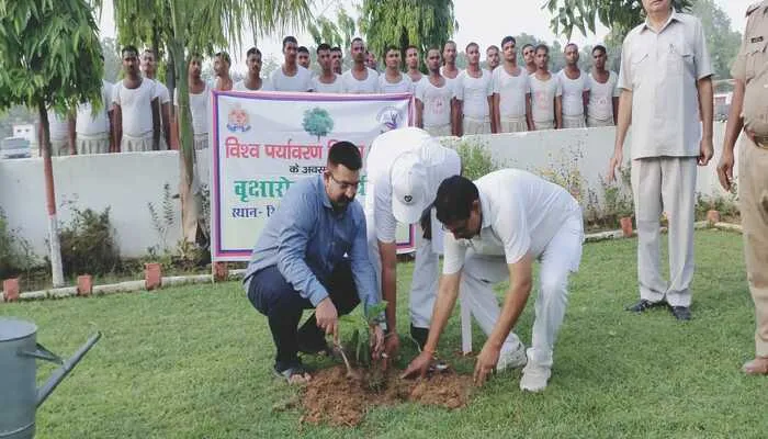 बहराइच : धरती को हरा भरा बनाने में जुटे लोग, अधिकारियों, सामाजिक संस्था और ग्रामीणों ने लगाये पौधे