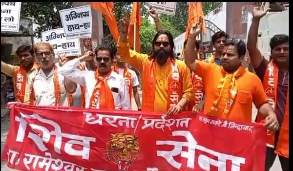 मुरादाबाद : शिवसेना ने उठाई अग्निपथ योजना को वापस लेने की मांग, राष्ट्रपति के नाम सौंपा ज्ञापन