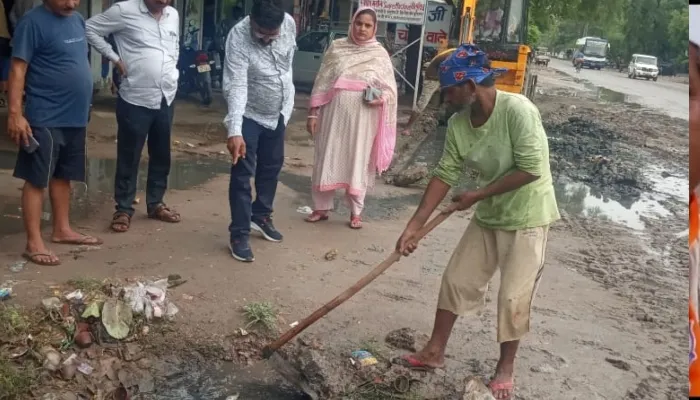 रायबरेली: जलभराव से निजात के लिए सफाई कर्मियों संग सड़क पर उतरी निकाय अध्यक्ष