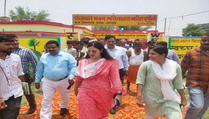 बहराइच : स्वास्थ्य शिविर में बीपी मशीन खराब मिलने पर सीडीओ ने लगाई फटकार
