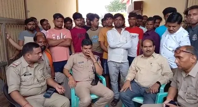 बरेली: अलीगंज में सांप्रदायिक तनाव बरकरार! युवती की बरामदगी तक बाजार बंद रखने का ऐलान, धरने पर बैठे व्यापारी