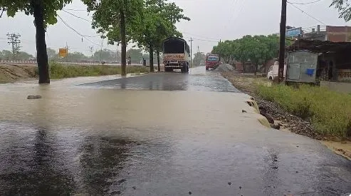 बरेली: मौसम ने ली करवट, गर्मी से मिली राहत, आधी रात से झमाझम बारिश, नगर निगम की भी खुली पोल