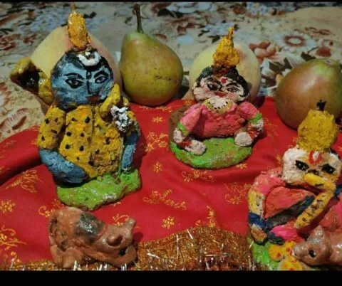 भवाली: लोकपर्व हरेला पर रोपे पौधे, मिट्टी के डिकारे बना शिव परिवार का पूजन किया