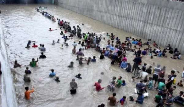 पाकिस्तान में मूसलाधार बारिश ने ली 27 लोगों की जान, कई इलाके अभी भी जलमग्न