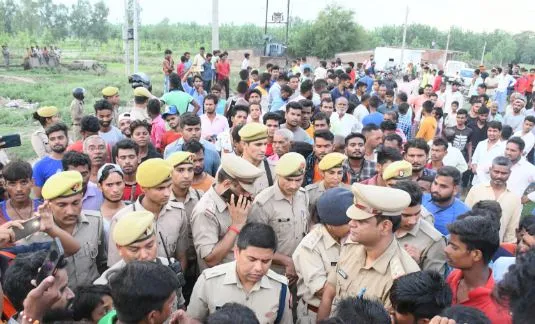 बरेली: जमकर बवाल के बाद कांवड़ियों का जत्था रवाना, दूसरे समुदाय पर लगा था शौच का पानी फेंकने का आरोप, मौके पर पुलिस बल मौजूद