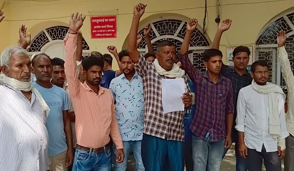 मुरादाबाद : ‘नाव में बैठते समय छेड़खानी करते हैं शोहदे’, ग्रामीणों ने डीएम कार्यालय पर किया प्रदर्शन