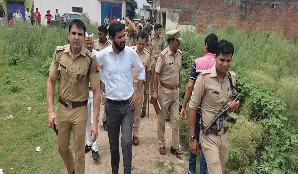 रामपुर : राजस्व टीम को देखकर तीसरी मंजिल से कूदा 72 लाख का बकाएदार, बवाल