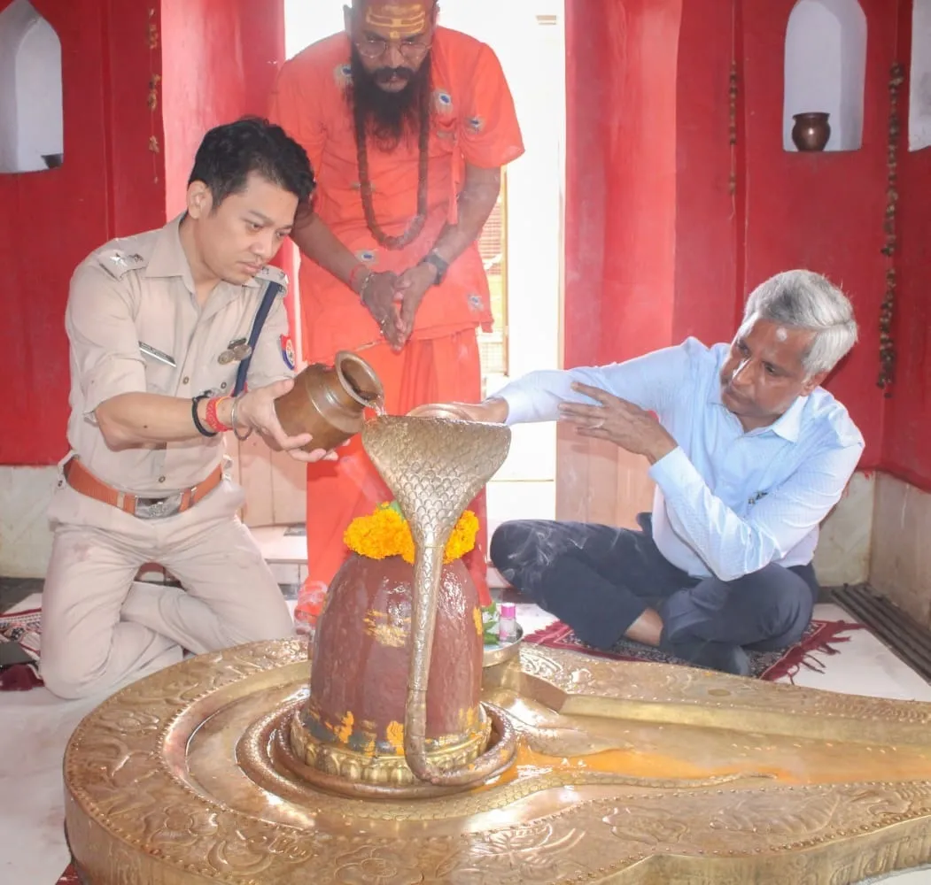 जिलाधिकारी और वरिष्ठ पुलिस अधीक्षक ने भी किया जलाभिषेक