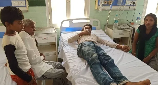 बरेली: गाड़ी की छत पर बैठकर कांवड़ लेने जा रहा युवक तारों से उलझकर नीचे गिरा, हुआ घायल