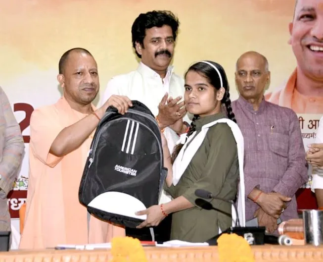 गोरखपुर में CM Yogi का मेधावियों से संवाद, बोले- विद्यार्थी ‘एग्जाम वॉरियर’ पुस्तक अवश्य पढ़ें