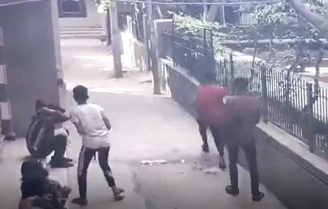 Video: दिल्ली के जहांगीरपुरी में नाबालिग ने चलाई गोली, पिता की पिटाई का लिया बदला