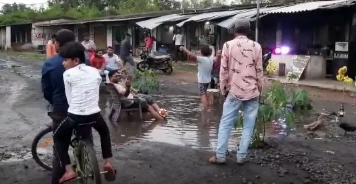 Video : वर्षों ने नहीं बनीं जर्जर सड़क, गड्‌ढे में बनाया गोवा का बीच, फिर किया छमा छम डांस