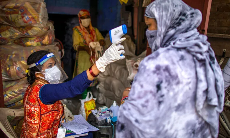 Covid-19 Updates: देश में बीते दिन 13,615 नए मामले, कम टेस्ट के कारण आई गिरावट