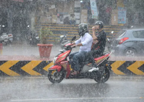 उत्तराखंड में आज और कल तेज बारिश की संभावना, पिथौरागढ़ में 17 सड़कें बंद