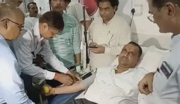 Video : जब झारखंड के स्वास्थ्य मंत्री ने महिला की फरियाद सुनकर खुद कर दिया ‘रक्तदान’