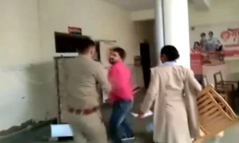 Video में देखें: जब थाने में युवक ने खोया आपा, पुलिस अधिकारी को जड़ा थप्पड़