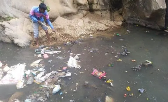 गरमपानी: उत्तरवाहिनी शिप्रा में बहाई जा रही होटल की गंदगी