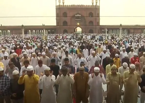 Eid al-Adha: देशभर में धूमधाम से मनाया जा रहा बकरीद का त्योहार, लखनऊ में धारा 144 लागू, देखें Video