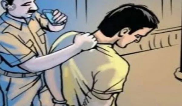 रामपुर : अवैध शुल्क वसूलकर रसीद काटते युवक को ग्रामीणों ने दबोचा, पुलिस के सुपुर्द किया