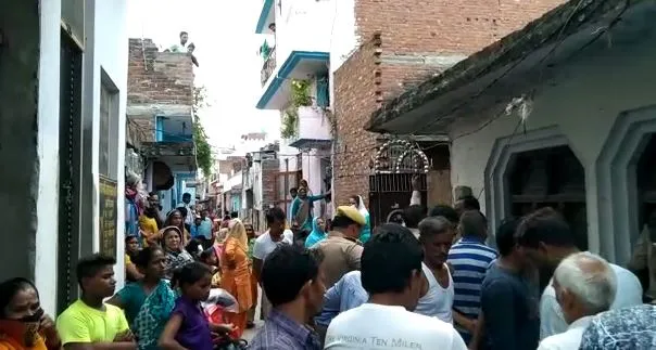 बरेली: एक ही समुदाय के दो पक्ष आपस में भिड़े, जमकर चले लाठी-डंडे, देखें Video