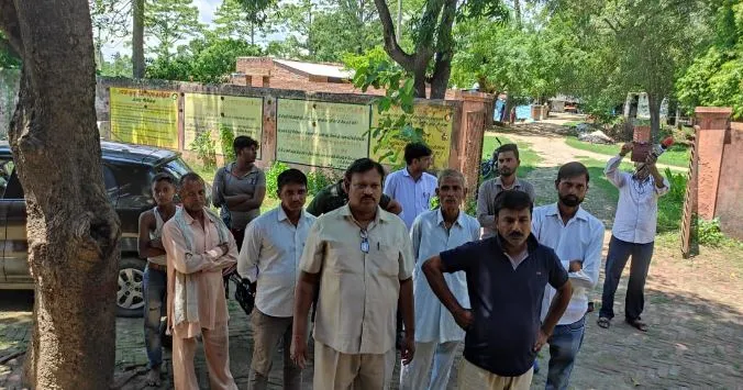 पीलीभीत: पीएचसी जमुनिया का निरीक्षण करने आए सीएमओ, बोले- जूता निकालकर यहीं मारूंगा