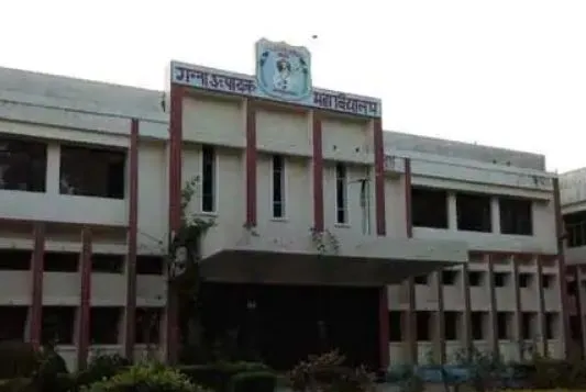 बरेली: परीक्षा हुई स्थगित तो गन्ना उत्पादक डिग्री कॉलेज के स्टूडेंट्स ने जमकर काटा हंगामा