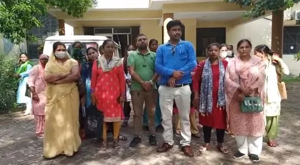 बरेली: UPNHM संविदा कर्मचारी संघ ने लगाए ये गंभीर आरोप, अपर निदेशक को सौंपा ज्ञापन