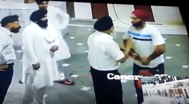 बरेली: गुरुद्वारे के अंदर मामूली कहासुनी में दबंग युवक ने ताना तमंचा, CCTV में कैद घटना, देखें Video