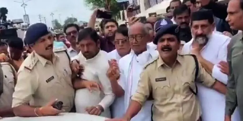 Video: पूर्व CM दिग्विजय सिंह की पुलिस से हाथापाई, पकड़ा कॉलर ! जिला पंचायत अध्यक्ष चुनाव में जमकर झूमाझटकी