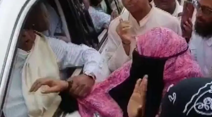 Video: सिद्धारमैया की गाड़ी पर दंगा पीड़िता ने फेंक कर मारी रुपयों की गड्डी, मुआवजे से किया इनकार