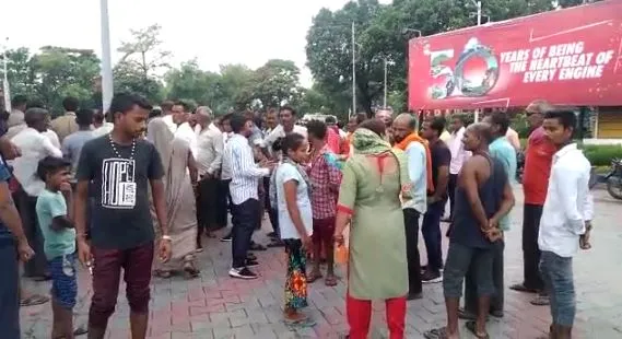 बरेली: मृतक पेट्रोल पंप मैनेजर के परिजनों ने शव वाहन रोककर किया प्रदर्शन, पुलिस से हुई नोकझोंक