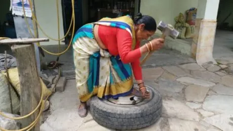 हल्द्वानी: रामगढ़ की कमला का जवाब नहीं…पंक्चर हो या गाड़ी की सर्विस, सब बाएं हाथ का खेल