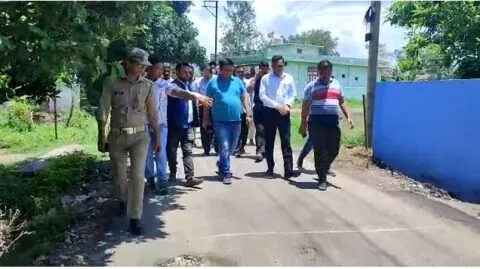 हल्द्वानी: महीने भर भी नही चल सकी लाखों की लागत से बनी सड़क, गड्ढों को देखने पहुंचे अधिकारी