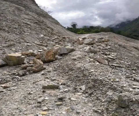 उत्तराखंड: पहली बारिश में चीन सीमा तक जाने वाली सड़क हो गई खस्ताहाल, खतरे की बीच सफर