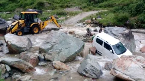 उत्तराखंड: आफत की बारिश से कई सड़कें बंद, बागेश्वर में नाले में बही कार, बाल-बाल बचे दो सवार