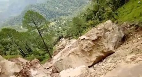 नैनीताल: खौफ के साए में जी रहा ज्योलीकोट का खूबसूरत चोपड़ा गांव, कब जागोगे सरकार… देखें VIDEO