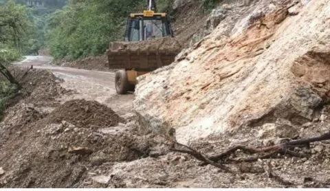 उत्तराखंड: गंगोत्री हाईवे पर जलभराव, पिथौरागढ़ में सड़कें- पुल ध्वस्त, हल्द्वानी में सड़कें जलमग्न … देखें VIDEO
