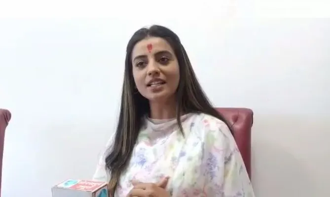 गोरखपुर : भोजपुरी अभिनेत्री अक्षरा ने किए बाबा गोरखनाथ के दर्शन, सीएम योगी की तारीफ में कही यह बात